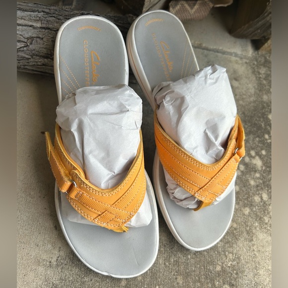 Clarks Cloud steppers Sport thong sandal in vibrant YellowFlip-Flops Sz- 8. O - Picture 11 of 12